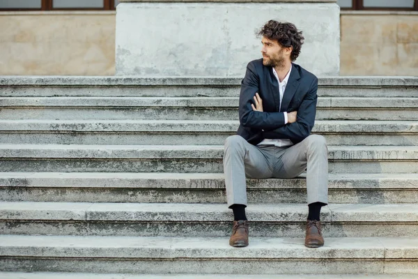 Uomo adulto ed elegante seduto fuori sulle scale — Foto Stock