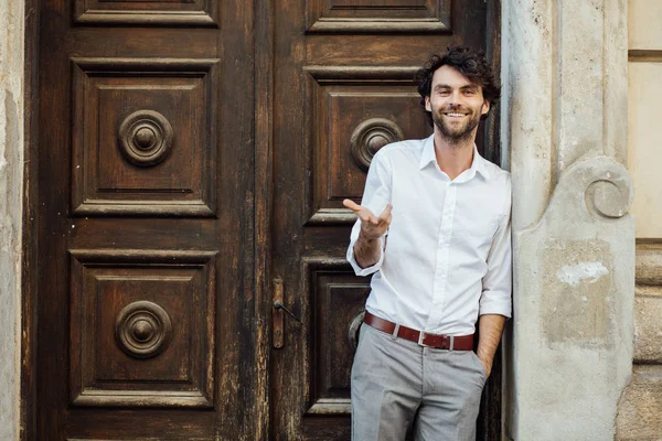 Uomo maturo in piedi davanti a una porta di legno — Foto Stock