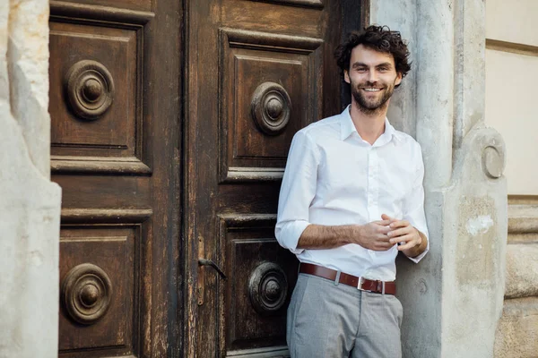 Uomo maturo in piedi davanti a una porta di legno — Foto Stock