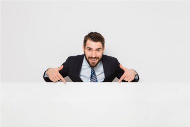 boş paneliyle yakışıklı adam