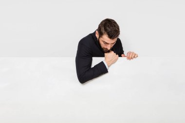 boş paneliyle yakışıklı adam