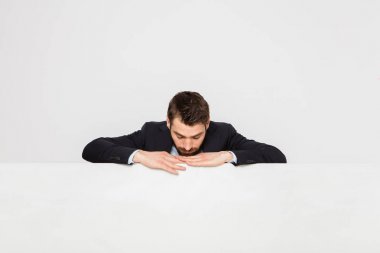 boş paneliyle yakışıklı adam