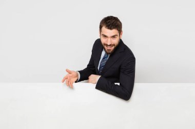 boş paneliyle yakışıklı adam