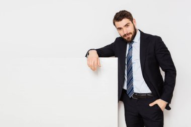 boş paneliyle yakışıklı adam