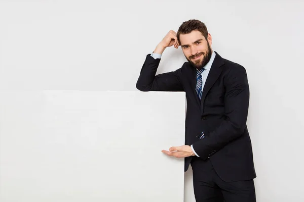 Homem bonito com painel vazio — Fotografia de Stock