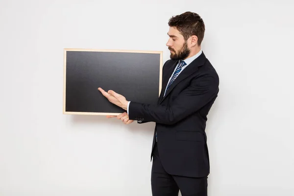 Eleganta mannen med blackboard på vit — Stockfoto