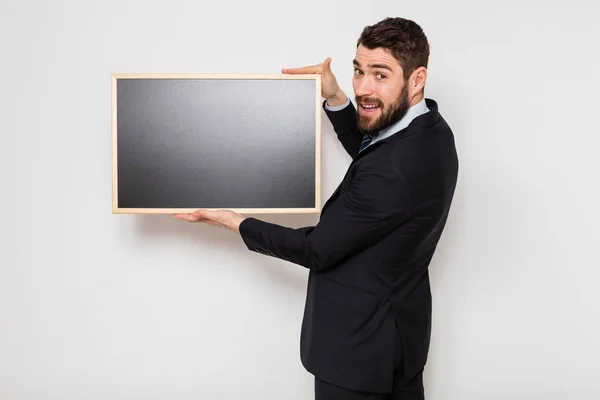 Eleganta mannen med blackboard på vit — Stockfoto