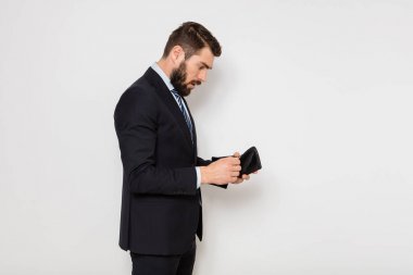 zarif adam cüzdanını beyaz arka plan üzerinde kontrol