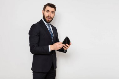 zarif adam cüzdanını beyaz arka plan üzerinde kontrol