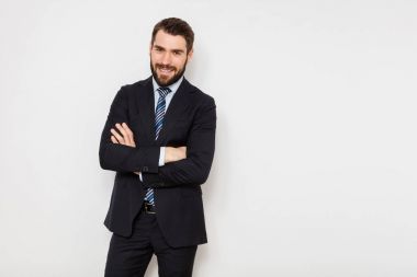 beyaz duvar üzerinde takım elbiseli şık adam