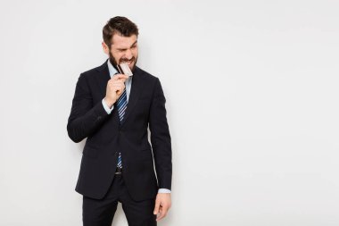 zarif adam cüzdanını beyaz arka plan üzerinde kontrol