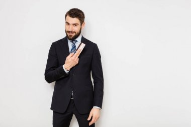 zarif adam cüzdanını beyaz arka plan üzerinde kontrol