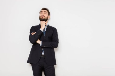 beyaz duvar üzerinde takım elbiseli şık adam