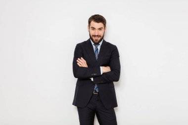 beyaz duvar üzerinde takım elbiseli şık adam