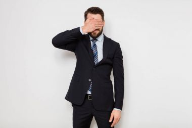 beyaz duvar üzerinde takım elbiseli şık adam