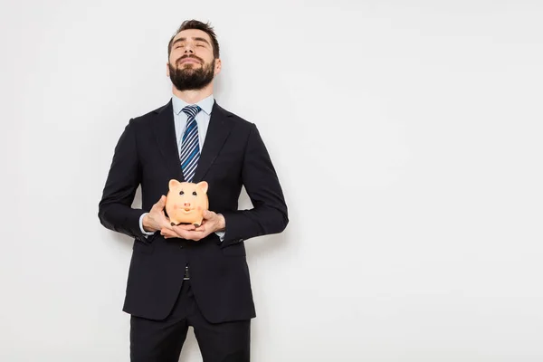 Hombre elegante con alcancía sobre fondo blanco — Foto de Stock