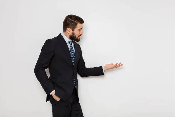 Eleganta mannen i kostym på vit vägg — Stockfoto