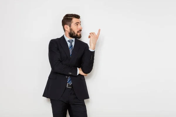 Hombre elegante en traje en la pared blanca — Foto de Stock