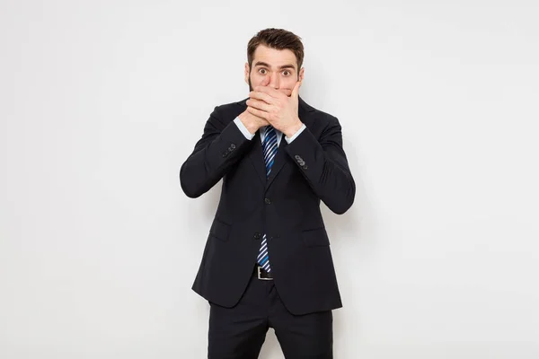 Eleganter Mann im Anzug an weißer Wand — Stockfoto