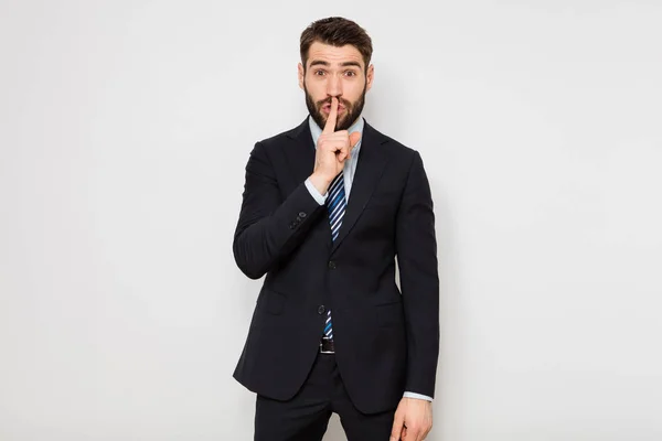 Homem elegante em terno na parede branca — Fotografia de Stock