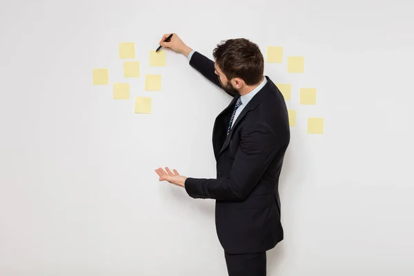 Eleganta mannen med postit på vit — Stockfoto