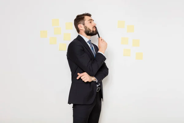 Eleganter Mann mit Postit auf Weiß — Stockfoto