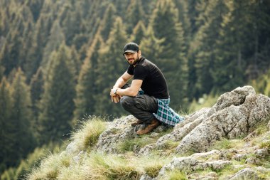 Tek güçlü adam dağlarda