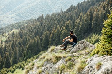 Tek güçlü adam dağlarda