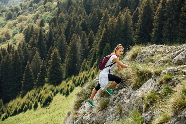 Femme célibataire escalade sur les montagnes — Photo