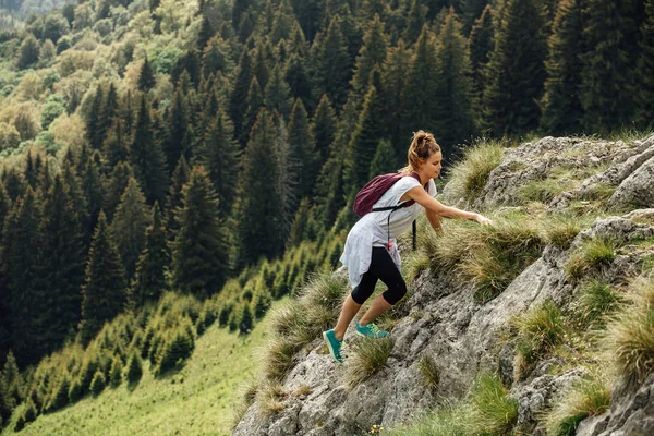 Mujer soltera escalando en montañas —  Fotos de Stock