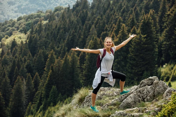 Mujer soltera en la cima de las montañas —  Fotos de Stock