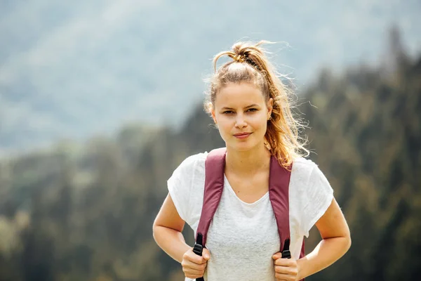 Retrato de mujer joven en la naturaleza —  Fotos de Stock