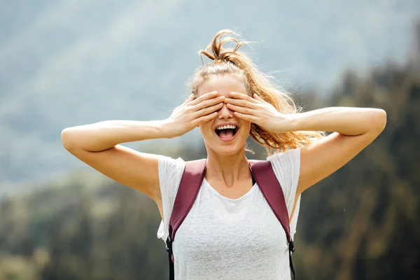 Portrait de jeune femme dans la nature — Photo