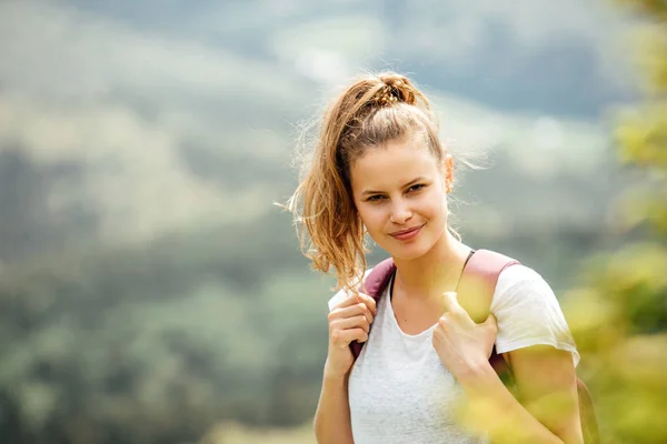 Porträt einer jungen Frau in der Natur — Stockfoto