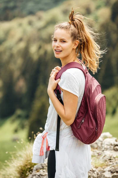 Alleinstehende Frau klettert in die Berge — Stockfoto