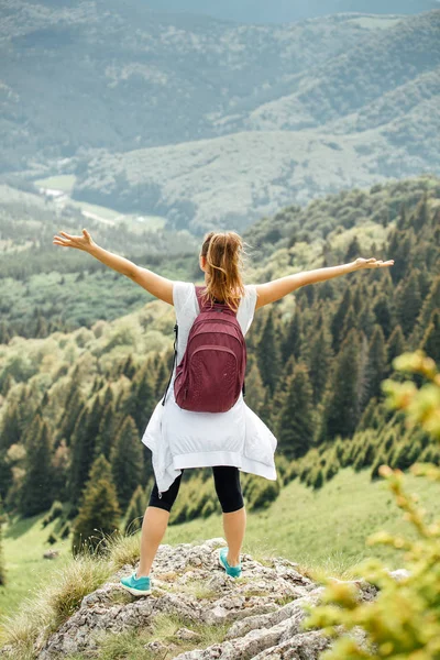 Mujer soltera escalando en montañas — Foto de Stock