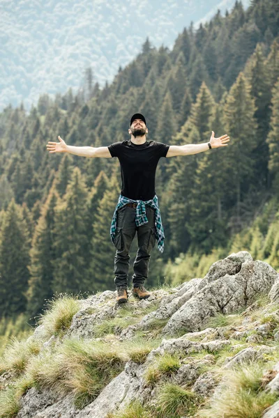 Soltero hombre fuerte en las montañas —  Fotos de Stock