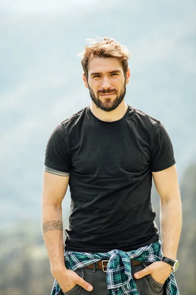 Porträt eines Mannes mit Bart in den Bergen — Stockfoto