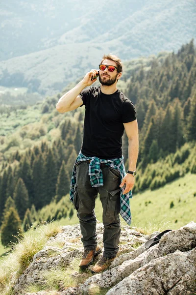 Ember utazik a hegyekben, és beszél a mobiltelefon — Stock Fotó