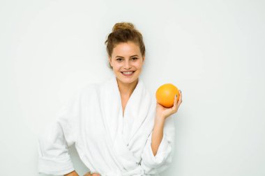 Beyaz banyo havlusu ile büyük bir greyfurt kadında