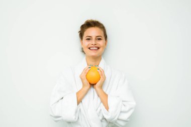 Beyaz banyo havlusu ile büyük bir greyfurt kadında