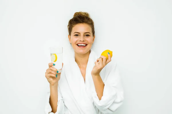 Femme en serviette de bain blanche — Photo