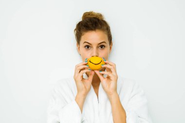 kadın beyaz banyo havlusu 