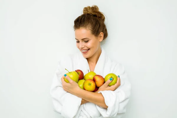 Mujer en toalla de baño blanca sosteniendo manzana en las manos —  Fotos de Stock