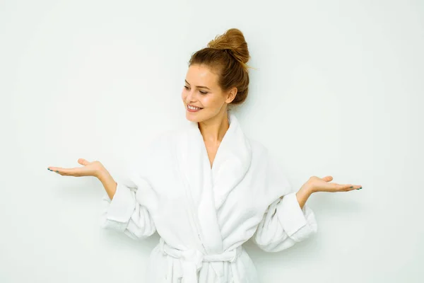 Frau in weißem Badetuch — Stockfoto