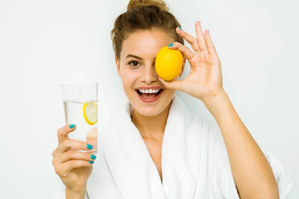 Mujer en toalla de baño blanca — Foto de Stock