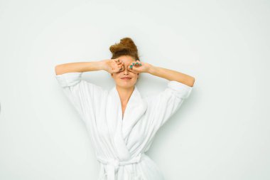 kadın beyaz banyo havlusu 