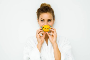 kadın beyaz banyo havlusu 