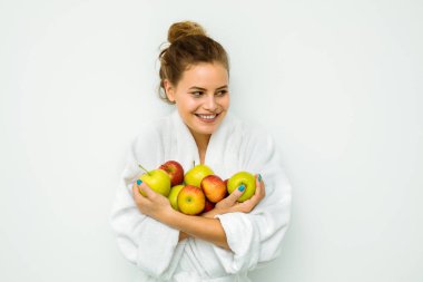 Beyaz banyo havlusu elma elinde tutan kadın