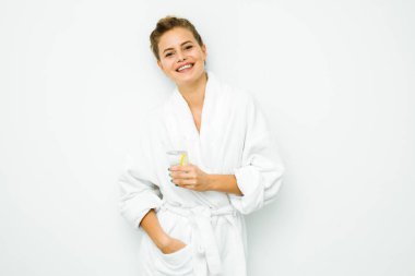 kadın beyaz banyo havlusu 